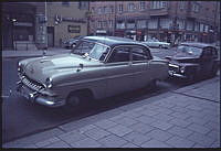 Vasastaden. Bilar av modellerna Opel Kapitän och Volvo PV 444 parkerade på Kungstensgatan vid korsningen Luntmakargatan.