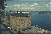 Vy från Katarinavägen över Stadsgården och Strömmen mot Skeppsbron. I förgrunden större tegelbyggnad, tullhus.