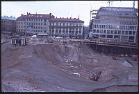 Kvarteren Hästskon och Stormhatten är urschaktade. Vy mot Regeringsgatan.