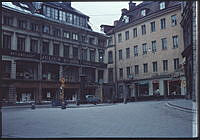 Järntorget sett mot Triewaldsgränd. I huset till vänster är Aktiebolaget Julius Slöörs järnaffär inrymd.