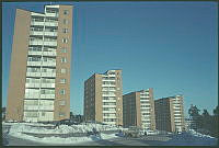 Farsta Strand. Nybyggda flerbostadshus, skivhus vid Ullerudsbacken.