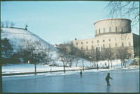 Vasastaden. Observatorielunden. Stadsbiblioteket sett med den isbelagda dammen.i förgrunden.