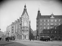 Hörnet av Birger Jarlsgatan och Biblioteksgatan. Till höger hotell Anglais.