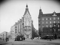 Rakt fram ses Daneliuska huset med Schaumans maskinaffär i bottenvåningen. Hotell Anglais till höger i bild.