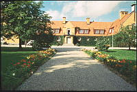 Upplands-Bro. Sunnerdahlska stiftelsens hemskola i Säbyholm. Skolbyggnaden sedd med väg till gårdsplan.