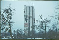 Wenner- Gren Centers höghus under byggnad. Reklam för Kungsörnen på fasad.