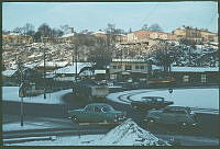 Roslagstulls trafikplats med rondell. Vy mot höjden med Epidemisjukhuset,  fr.o.m. 1966 Roslagstulls sjukhus.