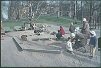 Humlegården. Barn som leker i sandlådan vid Floras kulle.