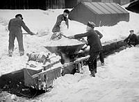 Snösmältning på gatan med hjälp av den finska apparaten Fennia.