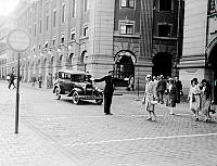 Trafikpolis på Gustav Adolfs Torg. Till höger i bild början av Regeringsgatan