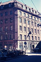 Malmtorgsgatan 10, sett från Brunkebergstorg. T.v. går Herkulesgatan österut. Nuvarande södra delen av Gallerian.