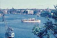 Utsikt från Katarinavägen norrut mot Blasieholmen. Ångbåten Bore I (Bore Lines) på väg mot Helsingfors.