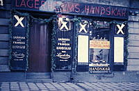 Butiken Lagerholms Handskar, vid Malmskillnadsgatan 3, före rivning.
