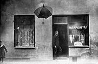 En man står vid ingången till en paraplyaffär, S:t Paulsgatan 2 B