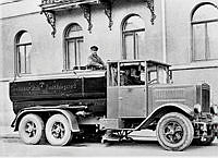 Renhållningsbil omkring 1930. Bakom ratten sitter chaufför H. Lindahl.