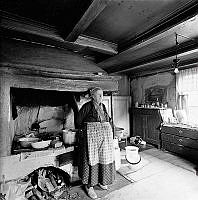 Köket i parstugan i Stora Tensta med dess sista hyresgäst, Selma Karlsson.