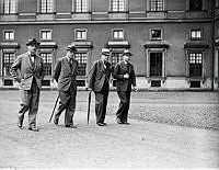 Den politiska Midsommarkrisen 1941. På inre borggården på Slottet på väg till utrikesnämndens sammanträde. F v högermännen Sven Lundberg, Gösta Liedberg, partiledaren Gösta Bagge och Ivar Andersson .