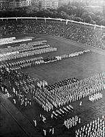 Den första Lingiaden på Stockholms stadion. Man firade 100-årsminnet av den svenska gymnastikens skapare per Henrik Ling. Lingiaden var en internationella gymnastikuppvisning.