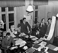 Stockholms-Tidningens redaktion med från vänster Allan Beer, Karl Michanek, Philip von Krusenstierna, Gillis Eriksson och Karl Olof Hedström.