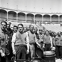 Fångar får lunch i fångläger under Spanska inbördeskriget 1939.