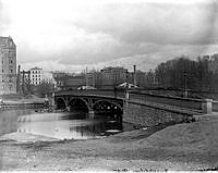 Gamla Djurgårdsbron sedd mot Svea Livgardes kasern.