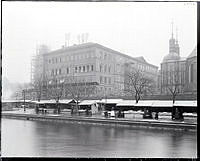 Gamla riksdagshuset under ombyggnad, Birger Jarls Torg 5. T.h. i fonden Riddarholmskyrkan.