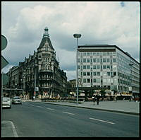 Från Biblioteksgatan norrut mot Stureplan och hotell Anglais.