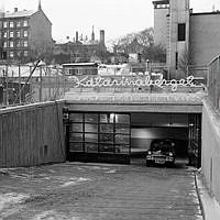 Katarinaberget. Entré till Berggaraget från Björns trädgård. Garaget består av tre plan mellan Katarinavägen och Björns trädgård och är ett atombombsskyddsrum, där 20 000 människor kan få skydd.