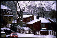 Vinterbild med äldre bebyggelse vid Ludvigsbergsgatan, Duvogränd.