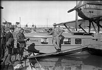 Jätteflygbåt från Luft-Hansa på besök i Stockholms flyghamn. Kapten J. Kaspar framför den tvåmotorig flygbåten Dornier Super-Val.


