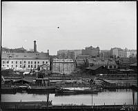 Atlas och Rörstrands fabriker sedda från Kungsholmssidan. I bildens mitt pågår bygget av Sankt Eriksbron.