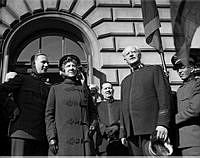 Frälsningsarmens medlemmar, från vänster sekreterare Gösta Blomberg, general Evangeline Booth och kommendör Karl Larsson.