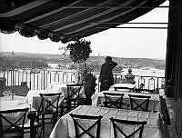 Mosebacke sommarrestaurang på Södermalm med utsikt över Saltsjön, Skepssholmen och Kastellholmen.