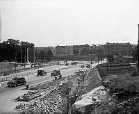 Vy söderut längs Uppsalavägen mot järnägsviadukten vid Norrtull. 
I fonden från vänster kvarteren Munin, Odin, Getingen och Sländan.
Till höger träbyggnad på Karolinska sjukhusets område.