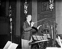 Dirigenten Lars-Erik Larsson leder Radioorkestern i Grünewaldsalen i Konserthuset.