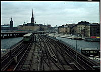 Vy över tunnelbanans spår mot Riddarholmen och Munkbroleden med Mälartorget i Gamla Stan. Från Västra Slussgatan.