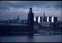 Utsikt från Skinnarviksberget över Riddarfjärden mot Stadshuset och Norrmalm med de fem höghusen och Klara kyrka.