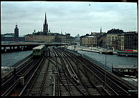 Vy över tunnelbanans spår mot Riddarholmen och Munkbroleden med Mälartorget i Gamla Stan. Från Västra Slussgatan.