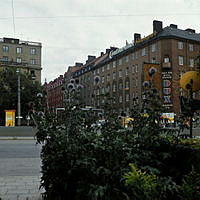 Kvarteret Skruven i hörnet av Långholmsgatan och Heleneborgsgatan. I förgrunden bolltistel i Pålsundsparken.