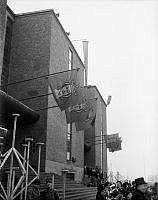 Invigning av Medborgarhuset (även kallat Forsgrenska) som ligger i kvarteret Medborgarhuset vid Medborgarplatsen på Södermalm. På fasaden flaggor med S:t Erik, Stockholms stads vapen och logotyp.