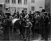 Musikparad och åskådare vid Medborgarhusets invigning.