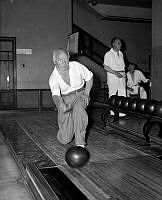 Per Albin Hansson. En koncentrerad Per Albin Hansson kastar klot på bowlingbana.