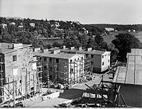 Radhus vid Havsfruvägens under byggnad i stadsdelen Smedsslätten. Stora Essingen och Mälaren i bakgrunden.