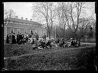 Människor på utflykt vid Steninge slott. Troligen gamla skolbyggnaden