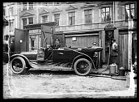 Grevgatan. Bensinstation på gården i kv Vildsvinet.