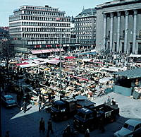 Hötorget mot varuhuset Tempo, Kungsgatan och Konserthuset. PUBs lastbilar i förgrunden.