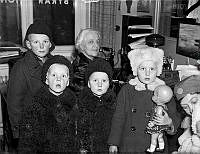 Fyra finska krigsbarn på en mottagningsbyrå.