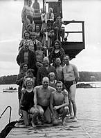 Människor uppställda i badkläder i hopptorn på Bromma simmardag.