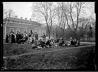 Människor på utflykt vid Steninge slott. Troligen gamla skolbyggnaden