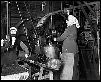 Interiör med två bryggeriarbeterskor vid sköljning med Pindstoftes blöthjul i Münchenbryggeriet